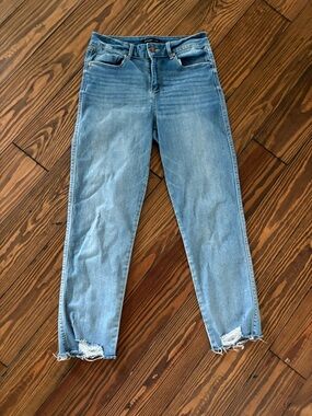 Light Wash High-Rise Women's Jeans with Raw Hem